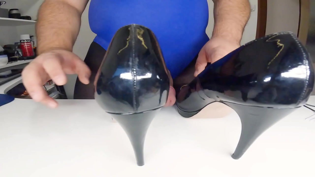 Fat bear crossdresser cumming on his high heels