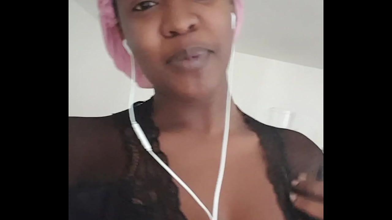 Hermosa negra tocando su co&ntilde;o con sagre