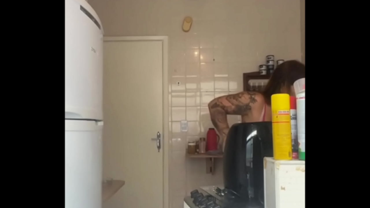 Marido me pegou no flagra lavando a sacada de Biquini