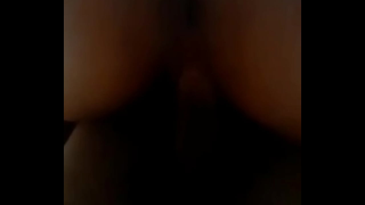 Me echa todo su semen en mi culo