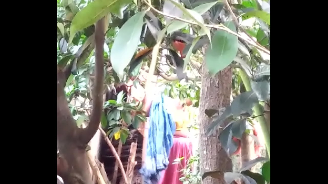 Indian girl bathing in open place when he open his sari showing boobs