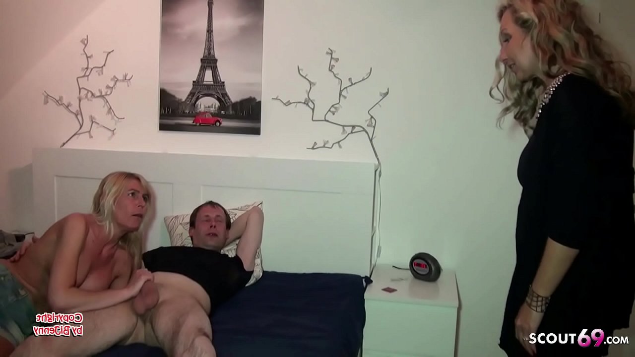 Geile MILF mit Mega Titten erwischt ihre beste Freundin beim rummachen und laesst sich zum Dreier ueberreden