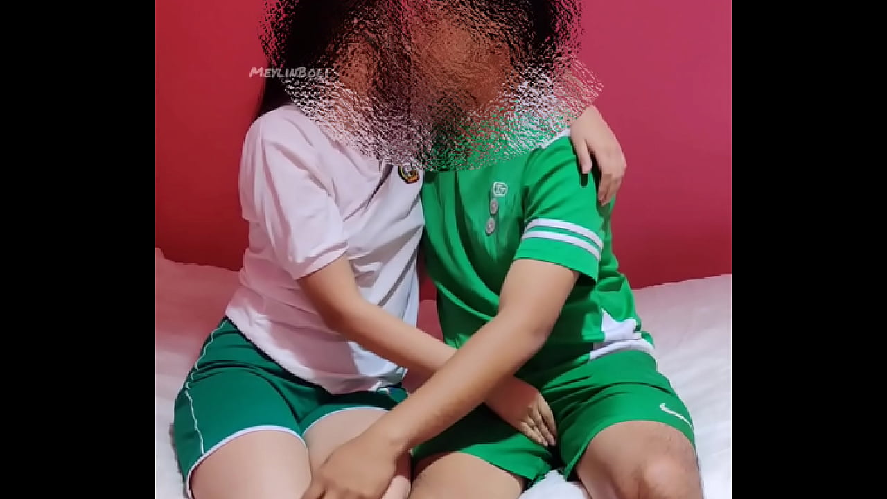 COLEGIALA 18 A&Ntilde;OS VIRGEN ES FOLLADA POR SU COMPA&Ntilde;ERO SE QUEDAN SOLOS EN CASA PORNO CASERO REAL UNIFORME ESCOLAR