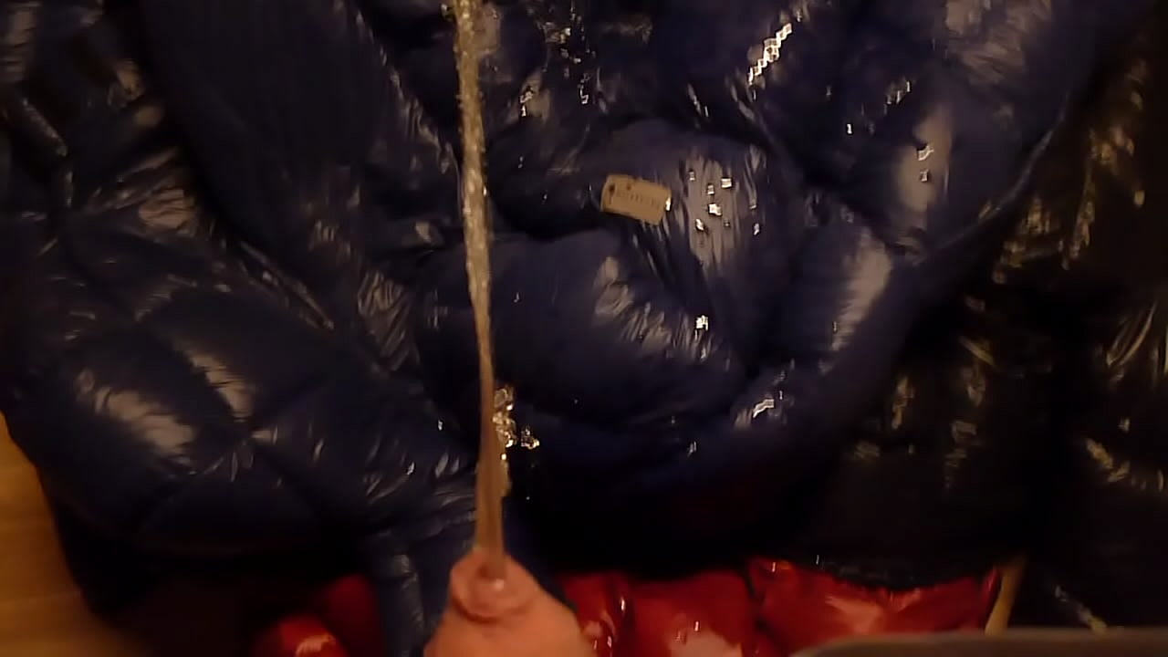 bonne grosse pisse sur deux parkasite pleine de sperme