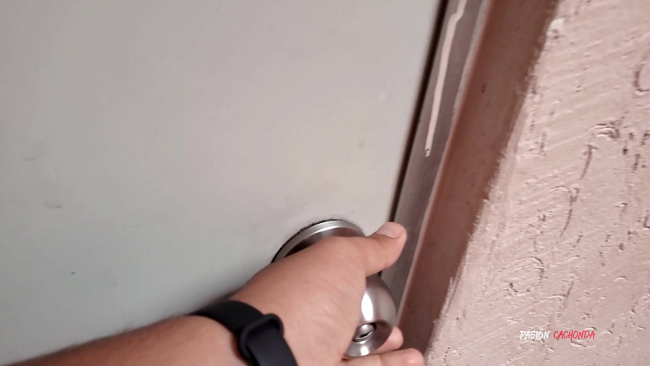 Mi madrastra se estaba duchando entre a verla y me descubri&oacute;