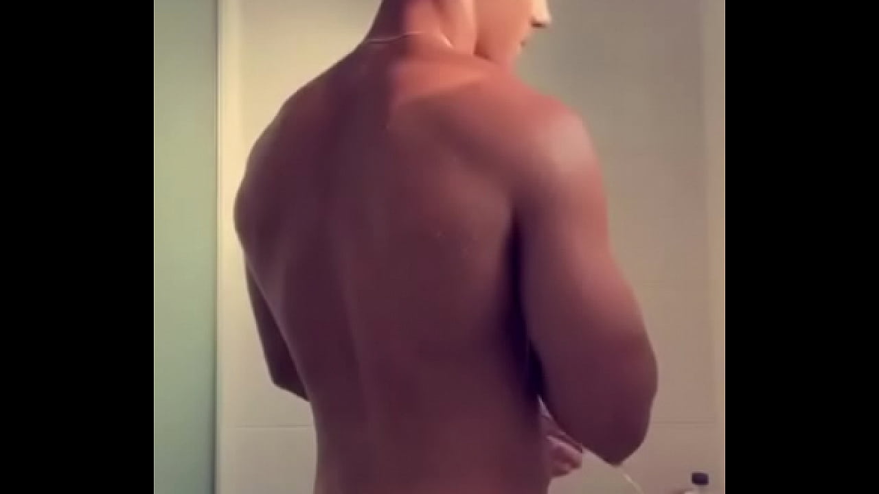 Boy molhado mostra o rabo