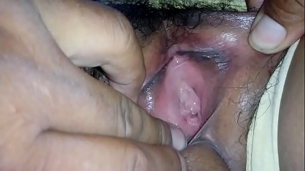 Una buena manoseada en la conchita peluda de claudia