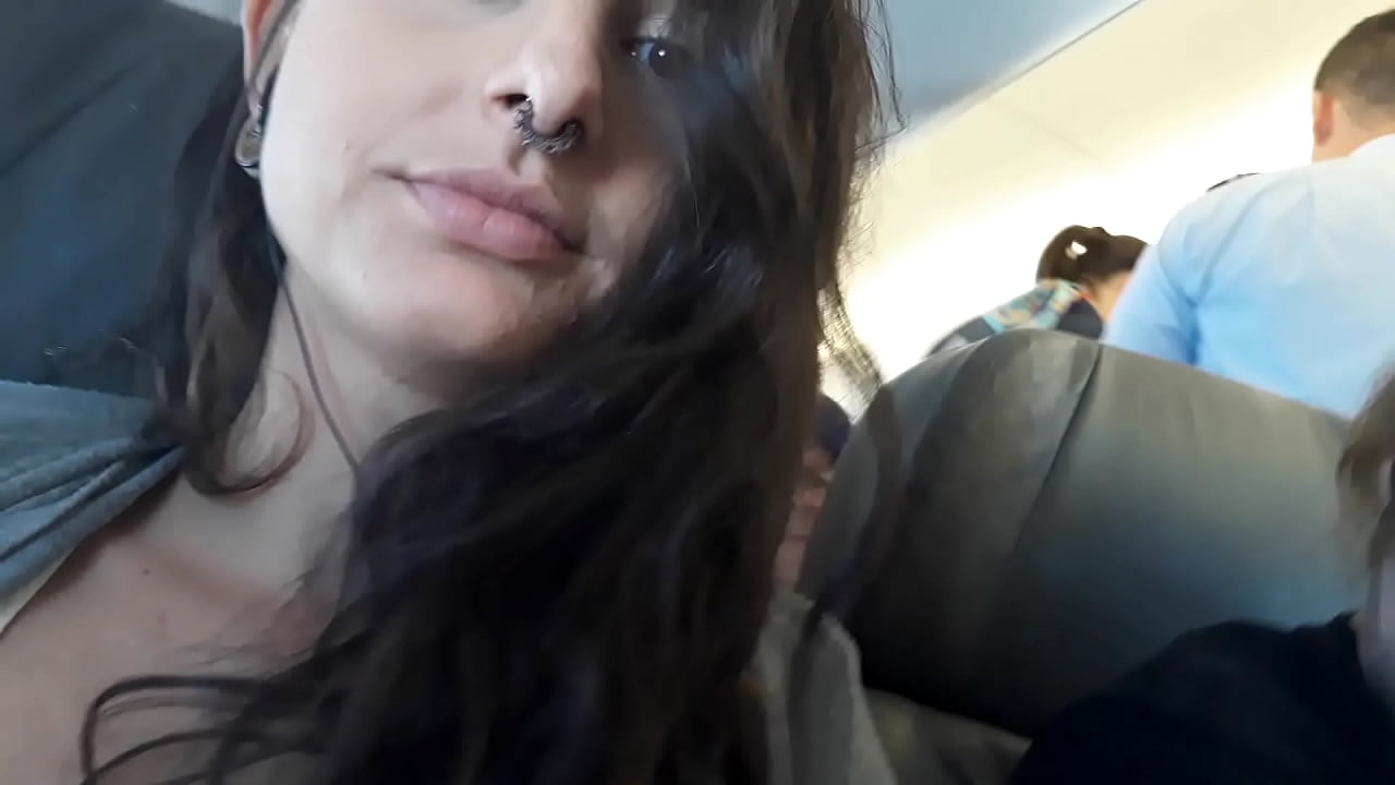 Gostosa se masturbando dentro do avi&atilde;o