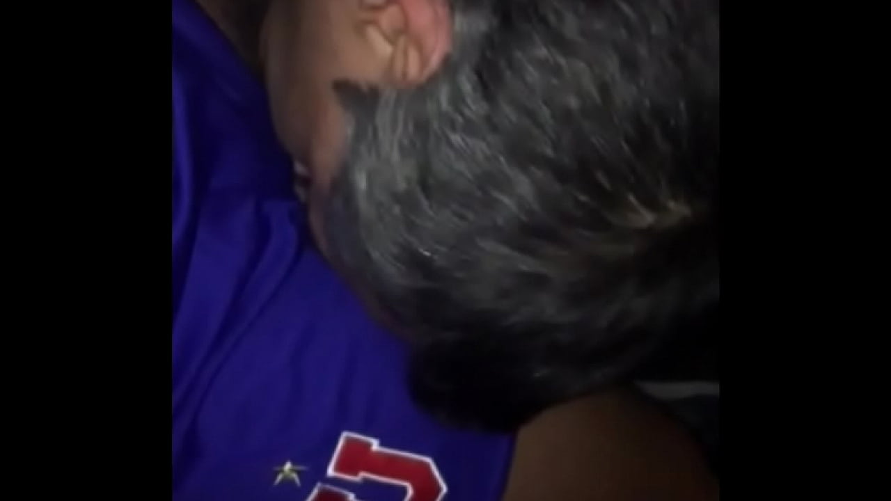 un viejo se la chupa a un chico