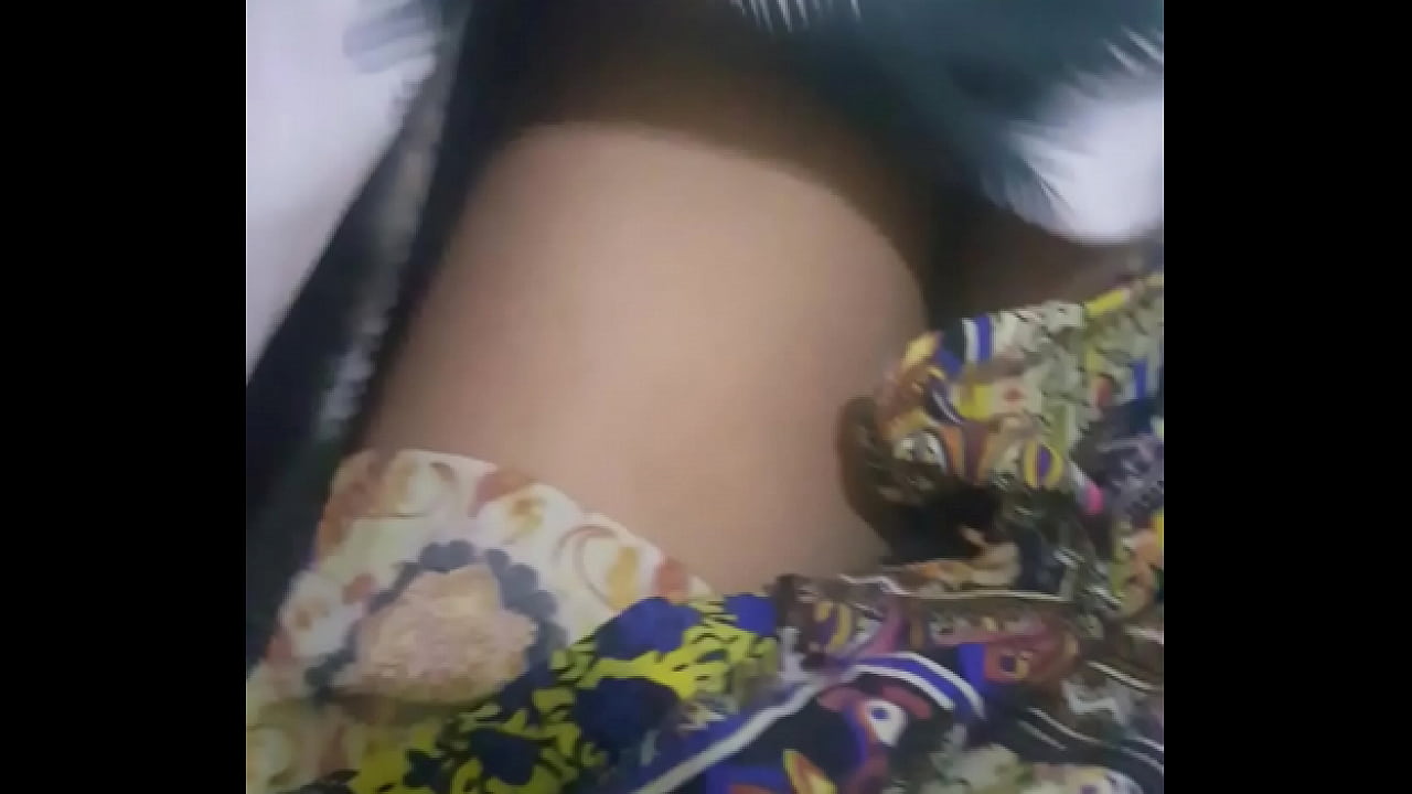 Escondida tocandome bien rico bajo las sabanas