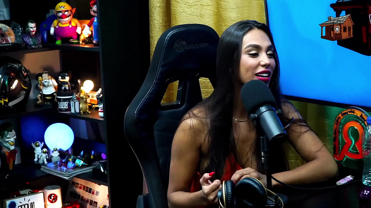 A Carioca amou o Pau do apresentador do Podcast, queria colocar o plug no cuzinho - Didy Reis - Podcast P&aacute;pum no Barraco! Completo no Sheer RED