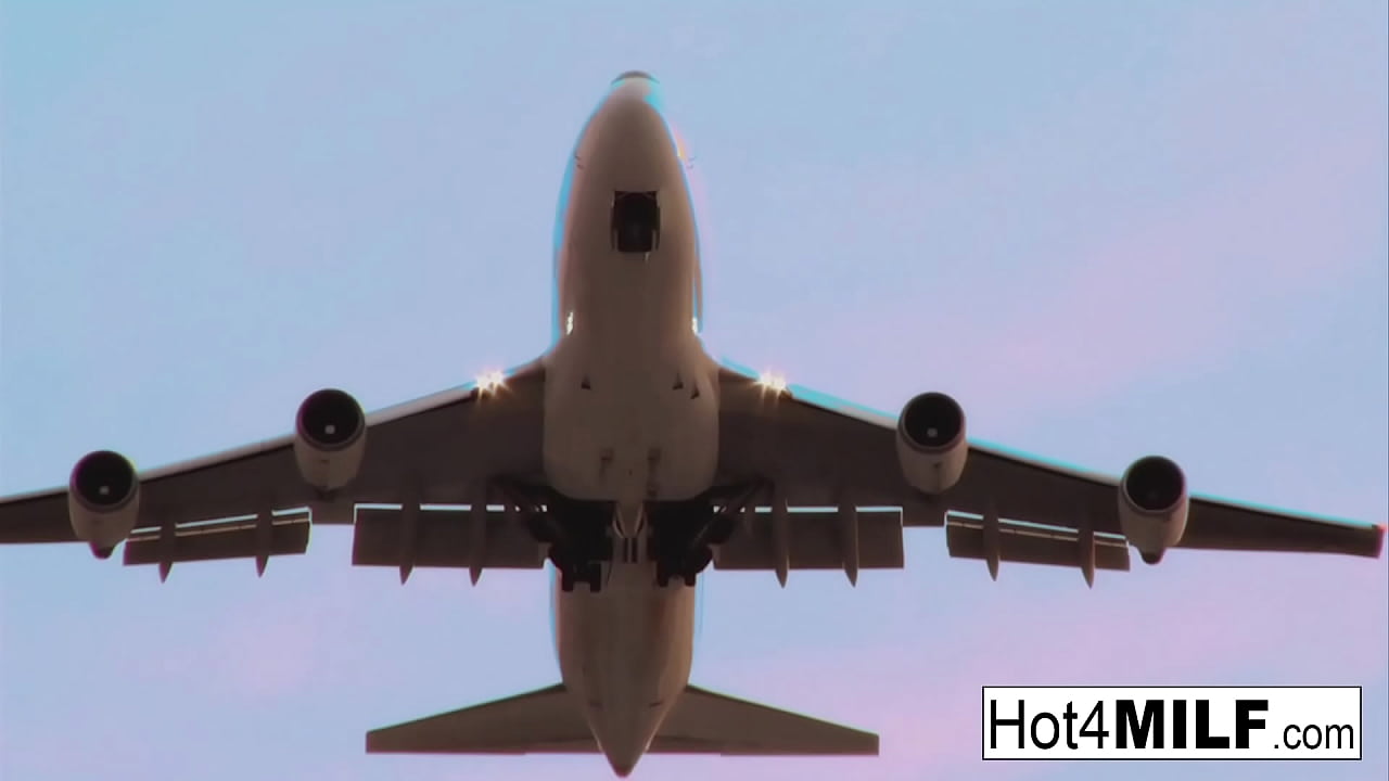 Hot babe bangs on the plane