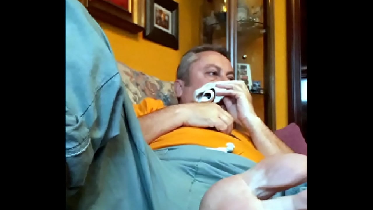 Pasando calor en el sof&aacute;, pongo a respirar mis huevos - AnzzoSan