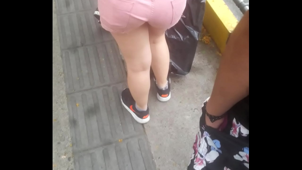 muchacha Argentina rica esperando bus