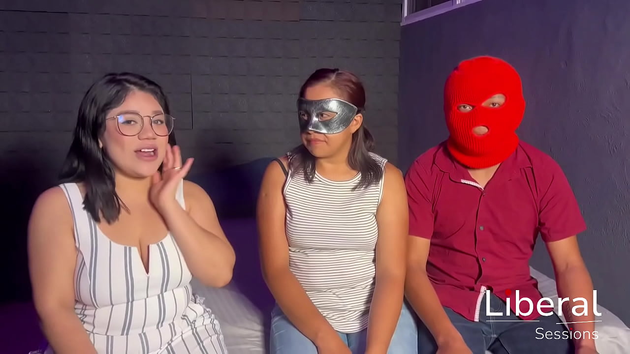 cuckold cumple la fantas&iacute;a de su mujer en un tr&iacute;o por primera vez