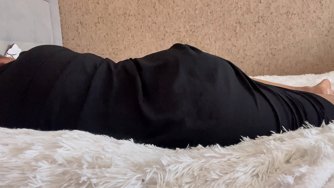 Moroccan milf fingering pussy