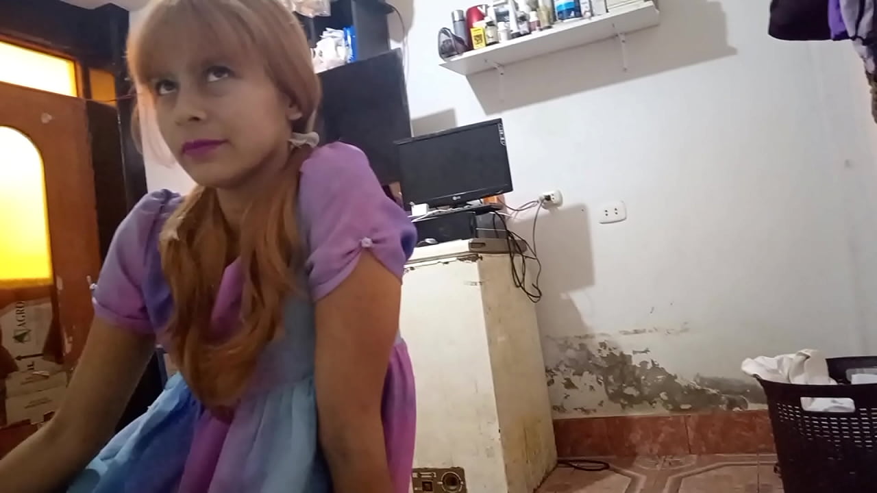 Se hizo la tonta y termino con la polla adentro y brincando, llego la hora de que muevas el culo