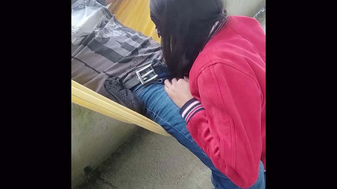 cuando se pone lluvioso el dia mi amiga se pone mas caliente de lo normal y me regala una mamada en la hamaca