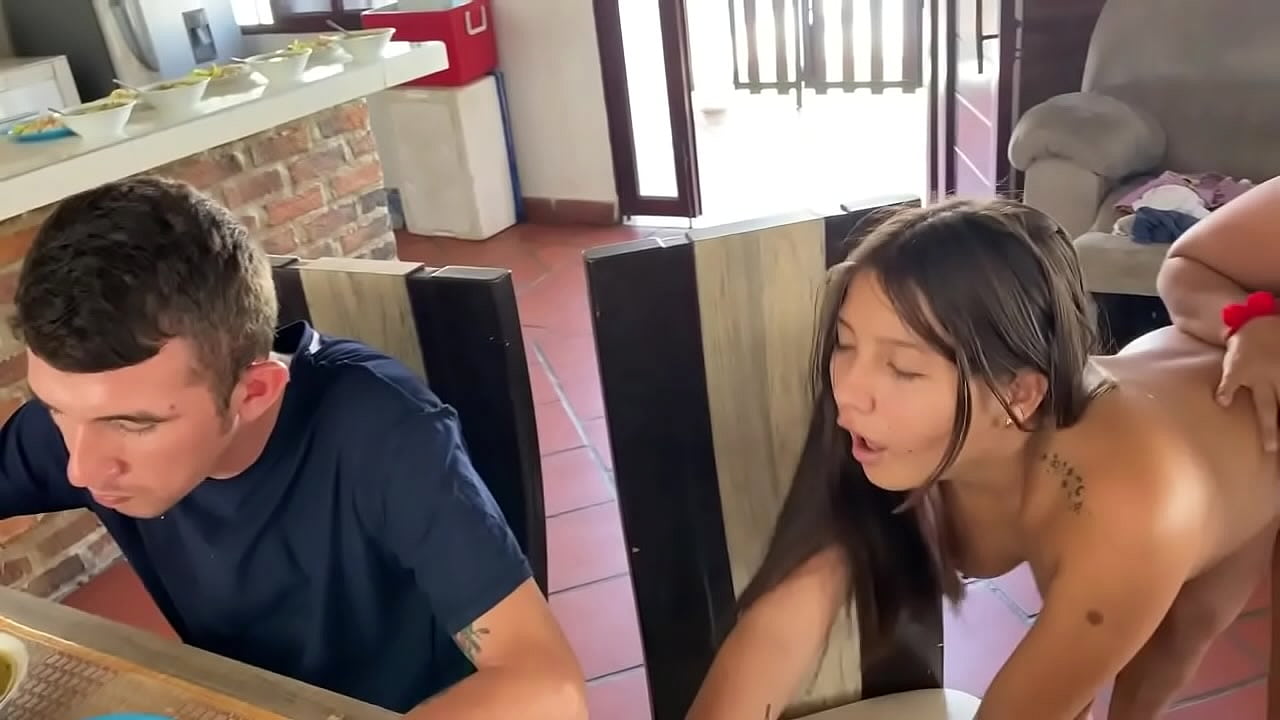 llego a casa y esta mi hermanastra en la cocina le follo el co&ntilde;o de ella miertra su novio esta hay