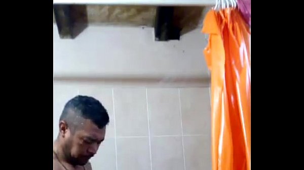 to&ntilde;o ba&ntilde;andose y masturbandose