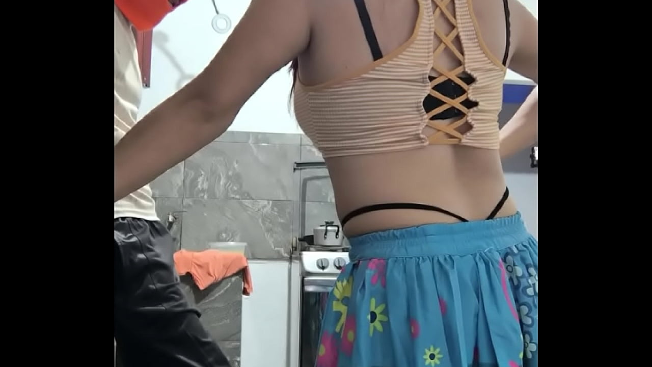 gran polla!! mi fantasia es follarme a mi hermanastra. me masturbo despues de verla con una sexy falda