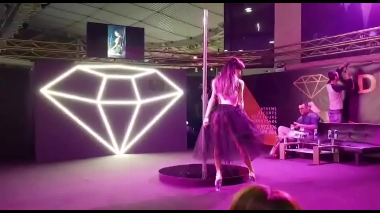 strip dressed like a princess GDE