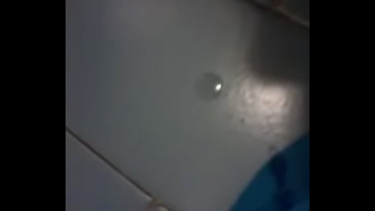 Una paja en un ba&ntilde;o cualquiera - Disfruta imaginando que te ba&ntilde;o con mi leche