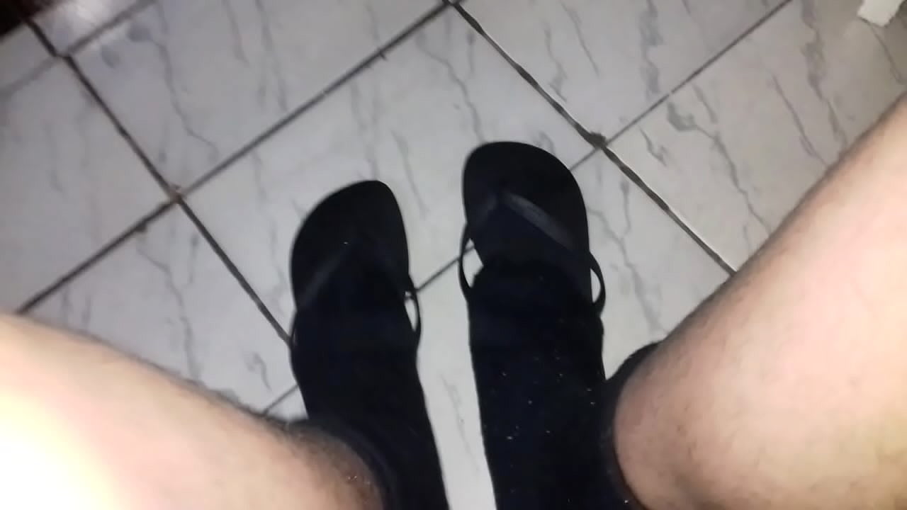 Que tal usar meias pretas com Havaianas tamb&eacute;m pretas? &eacute; uma delicia um tes&atilde;o
