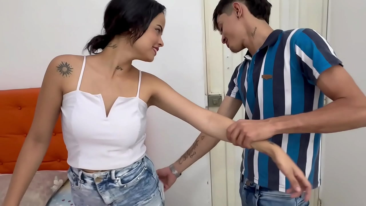 LA CACHONDA DE MI HERMANASTRA ME ENCUENTRA EN SU CUARTO MASTURBANDOME CON SU PANTY Y ELLA SE OFRECE A SACARME LA LECHE CABALGANDO SOBRE MI POLLA