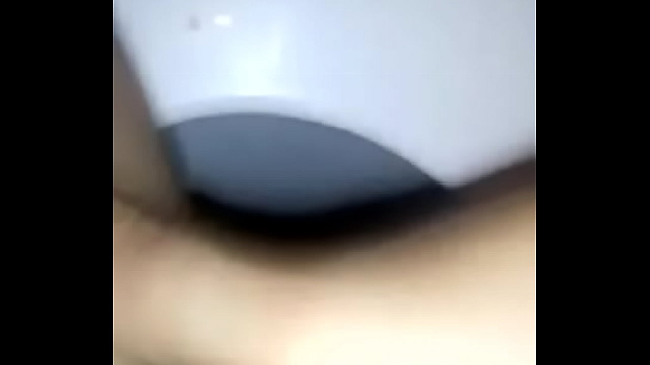 se toca su concha en el retrete