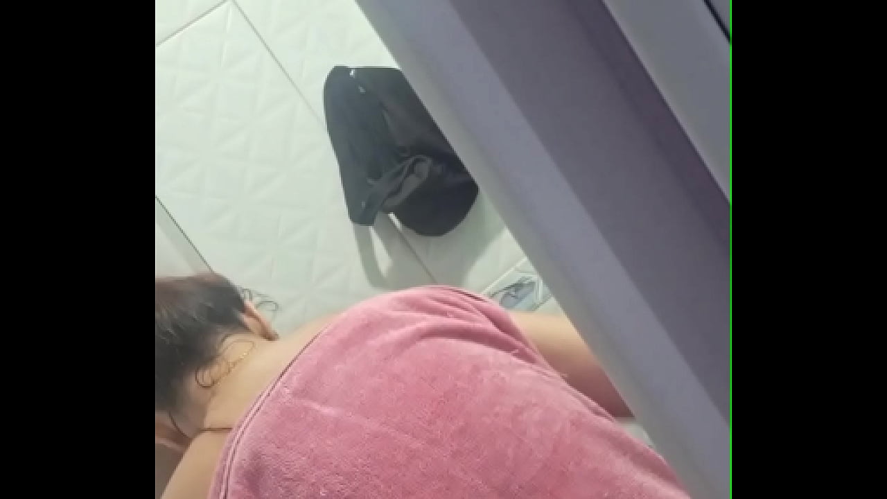 Esposa com tes&atilde;o no banho faz v&iacute;deo pra comedores!