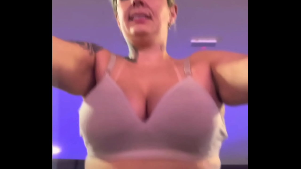 Na academia fiquei com muito calor tirei minha camisa fiquei de suti&atilde; nossa fiquei com muito tes&atilde;o e calor escorri suor pela buceta