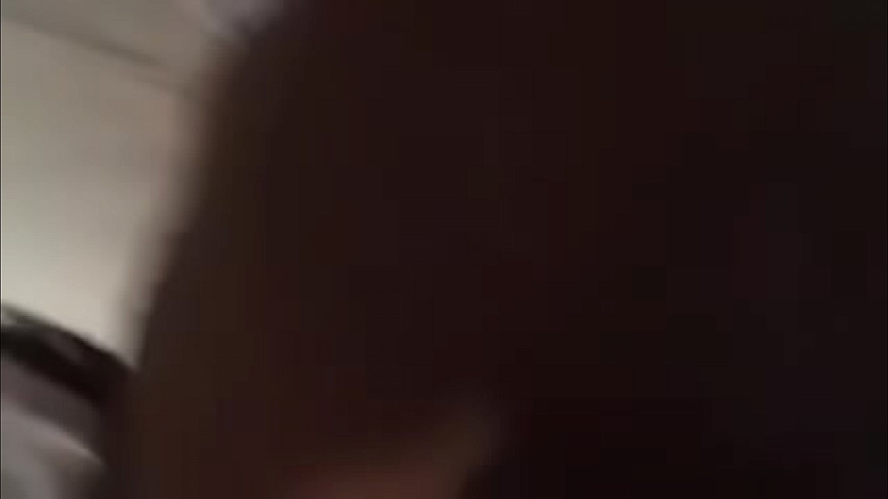 Un jeune mec d&eacute;fonce son fion pour de l'argent