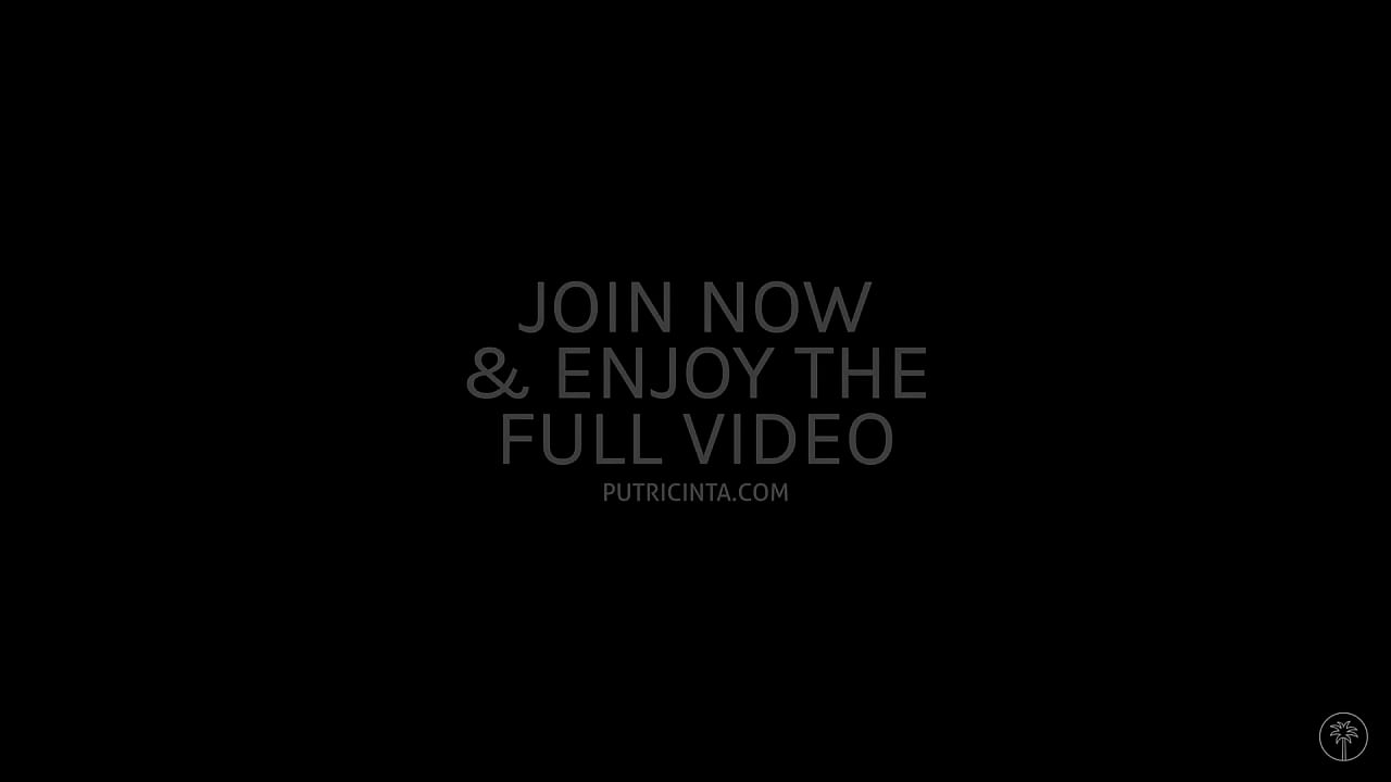 Indonesian Putri Cinta shows off her beautiful body while playing hoop de hoop