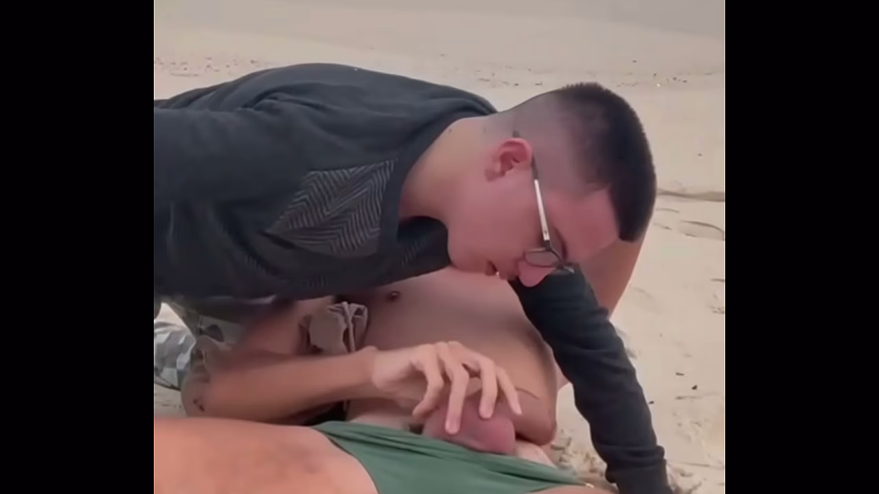 AGUENTANDO A PICA DO MARRETA SEM RECLAMAR