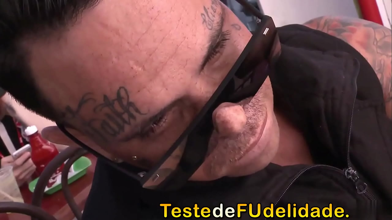 Prazer secreto no banheiro com mulher casada