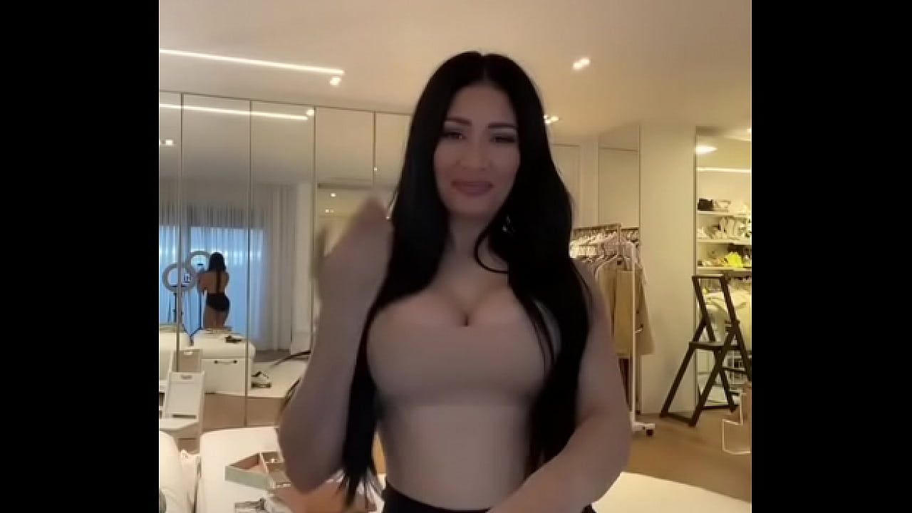 SIMARIA GOSTOSA REBOLANDO SHORTINHO