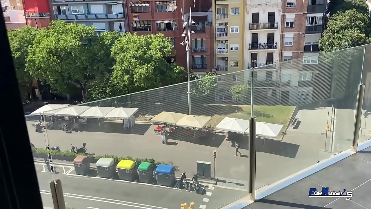 Pornovatas.com mamada en el balc&oacute;n del hotel en plena calle. Con Victor bloom