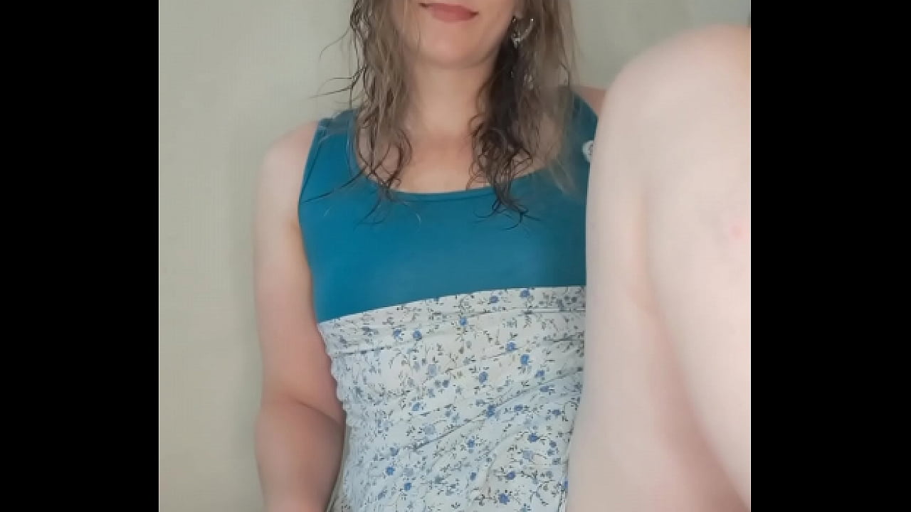 Caliente rubia toc&aacute;ndose y jugando con su co&ntilde;o y usa grande consolador para luego correrse