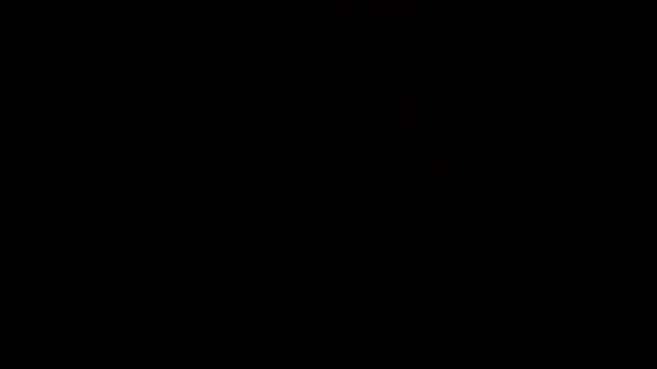 Claudia culona gigante meando en su casa