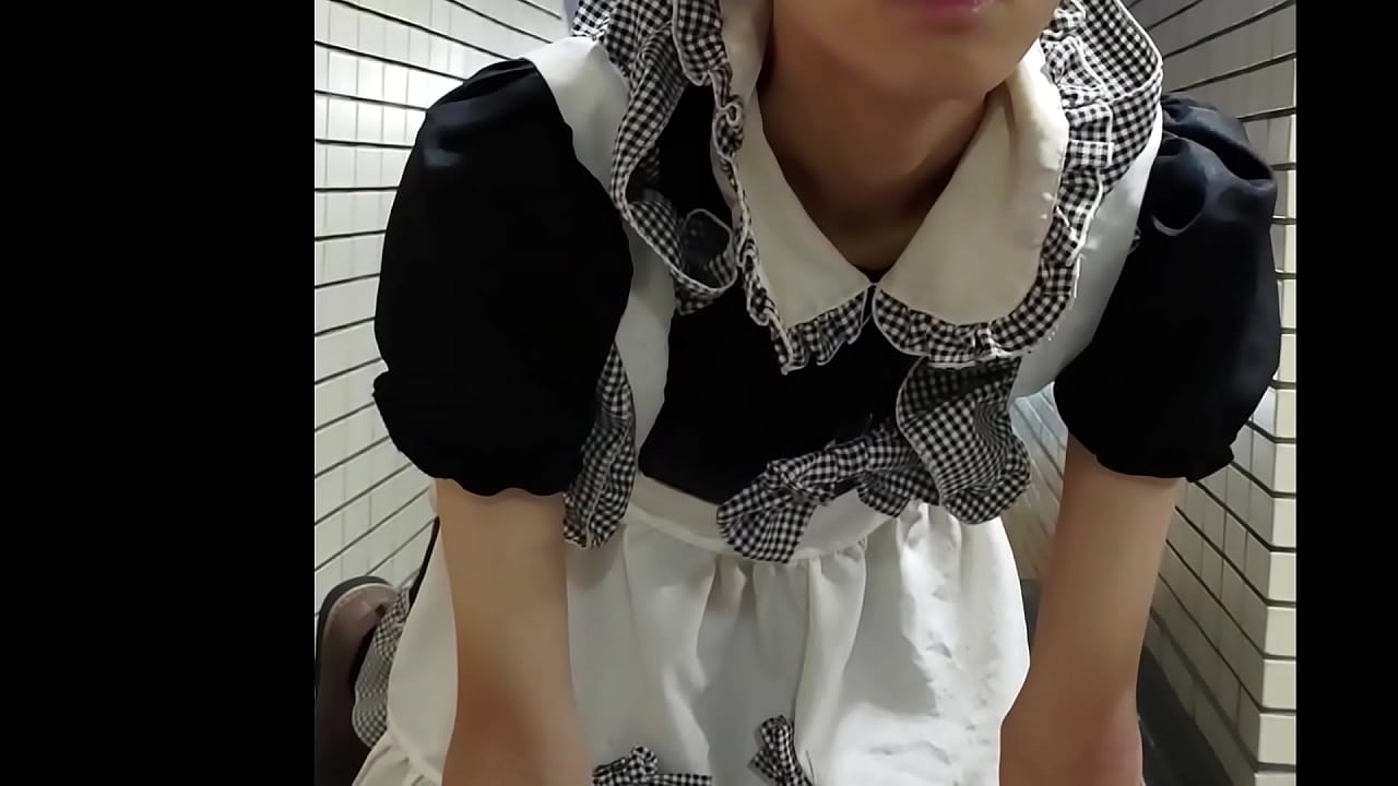 【野外露出】　メイドの恥ずかしい尻　【女装もみじ】