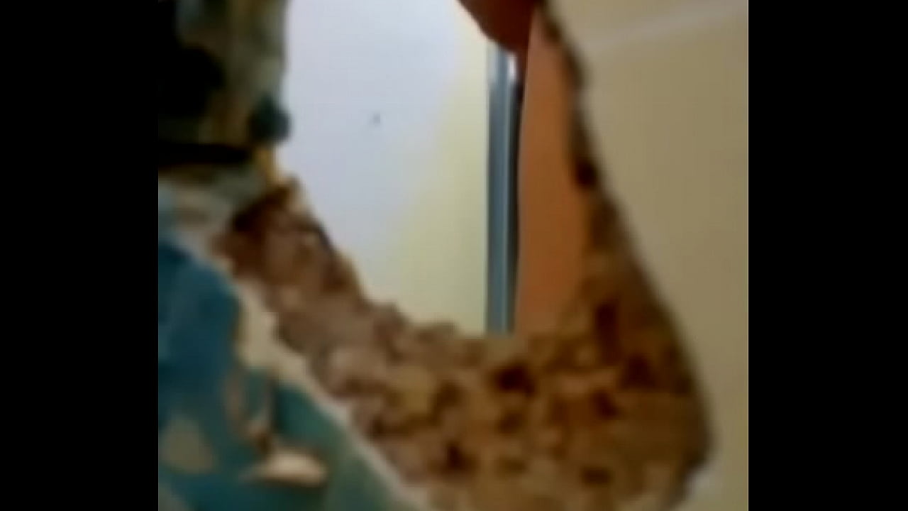 Militar se masturba en ba&ntilde;o publico