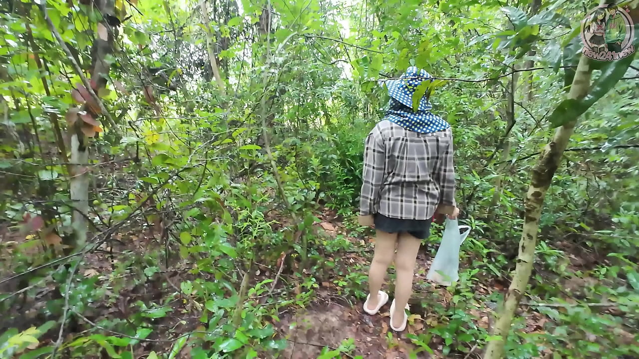 สาวไทยเดินโม้เก็บเห็ดอยู่ดีดีปวดฉี่ในป่า เสียงไทย 4K