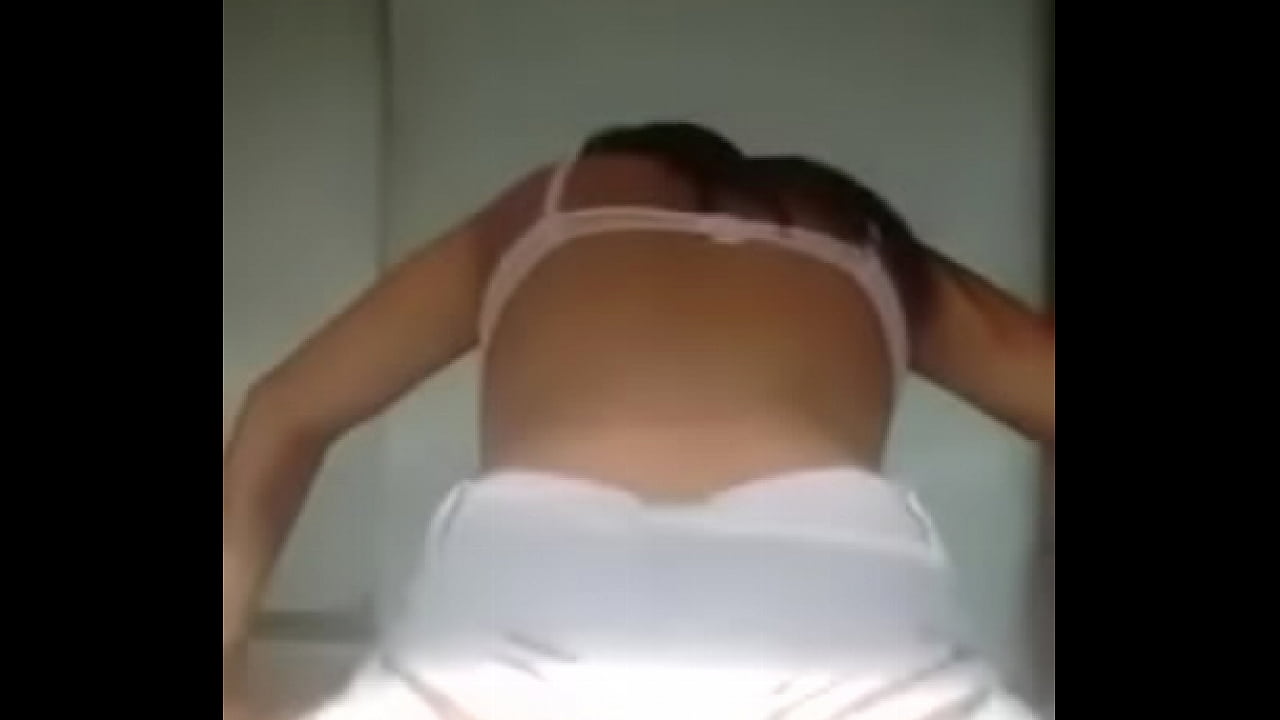 Novinha gostosa dan&ccedil;ando