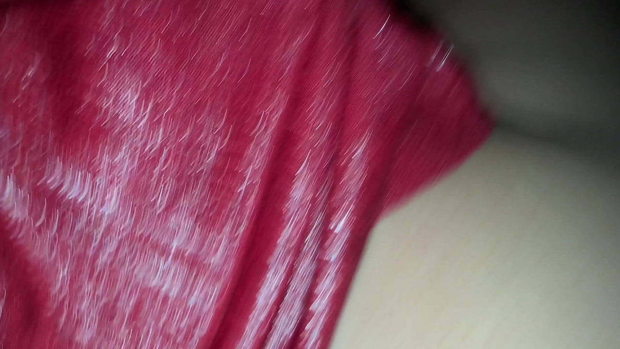 Estava sozinha gravando um video para meu corno, e o comedor pediu para entrar e fazer o servi&ccedil;o ao vivo (RED)