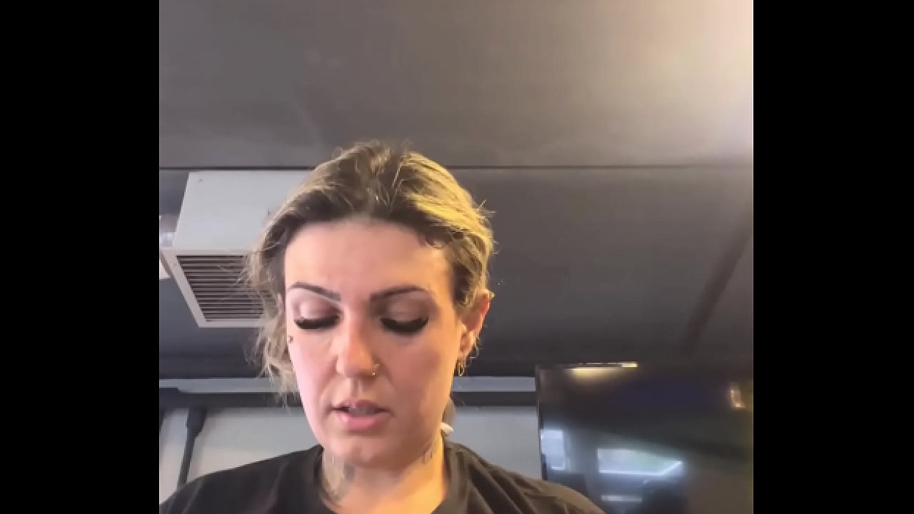 fui treinar na academia com minha fantasia de vaquinha do Sexyshop ! Nossa fiquei com tanto tesao do&iacute;da pra algum marombeiro pegar nas minha teta cheia de leite !