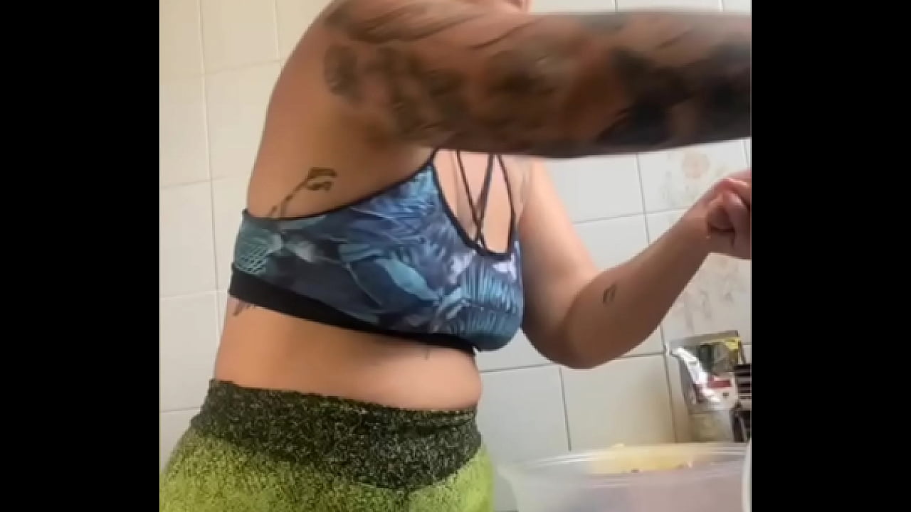 CASADA GRAVA VIDEOS COZINHANDO NA INTERNET MAS NA VERDADE ELA SO QUER MOSTRAR A BUCETA