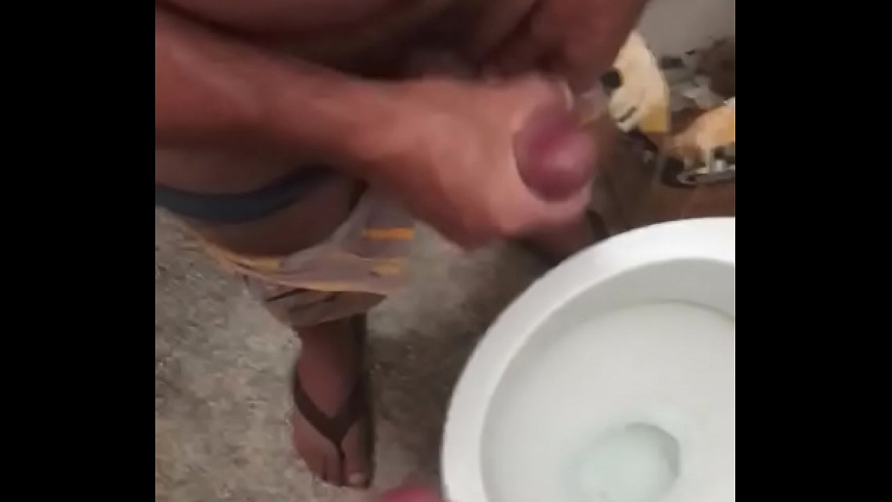 Gozando no banheir&atilde;o com o h&eacute;tero casado pai de fam&iacute;lia