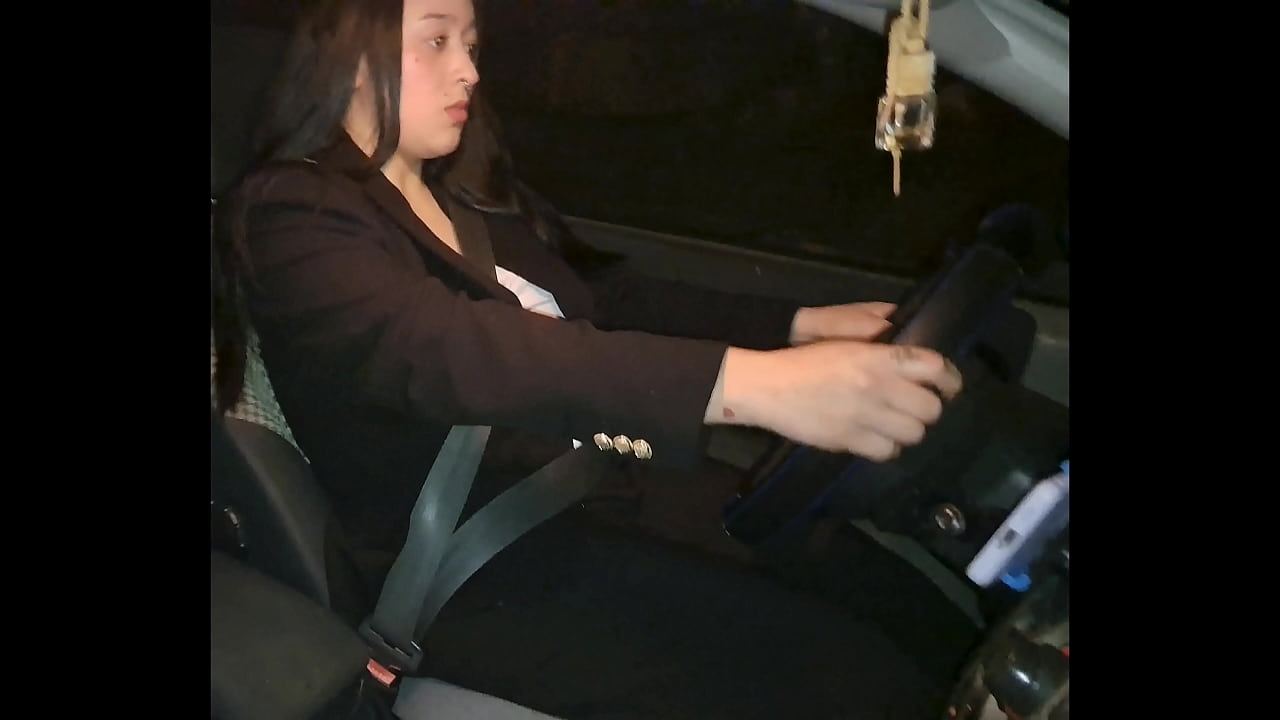 Mujer es sorprendida masturb&aacute;ndose en el coche por agentes de seguridad