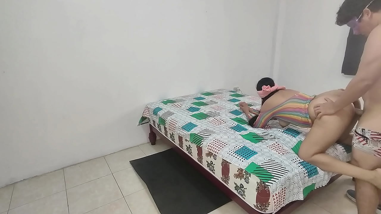 HALLOWEEN DE TR&Iacute;O, mujer vendada los ojos, es follada en cuatro por su esposo cornudo y amigo.